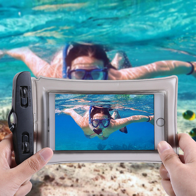 De universele Waterdichte Zak van de Celtelefoon het Duidelijke Drijvende Waterdichte Sleutelkoord van het Telefoongeval